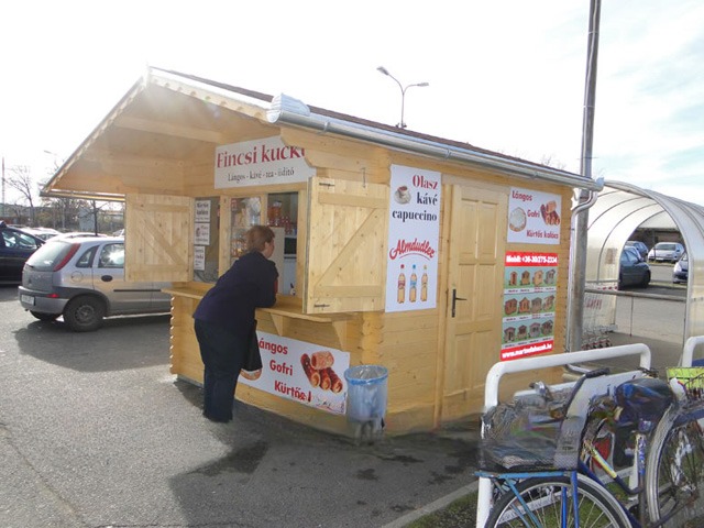 Előtetős árusító faház